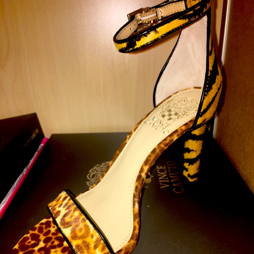 💥SOLD OUT 💥Vince Camuto animal print heels